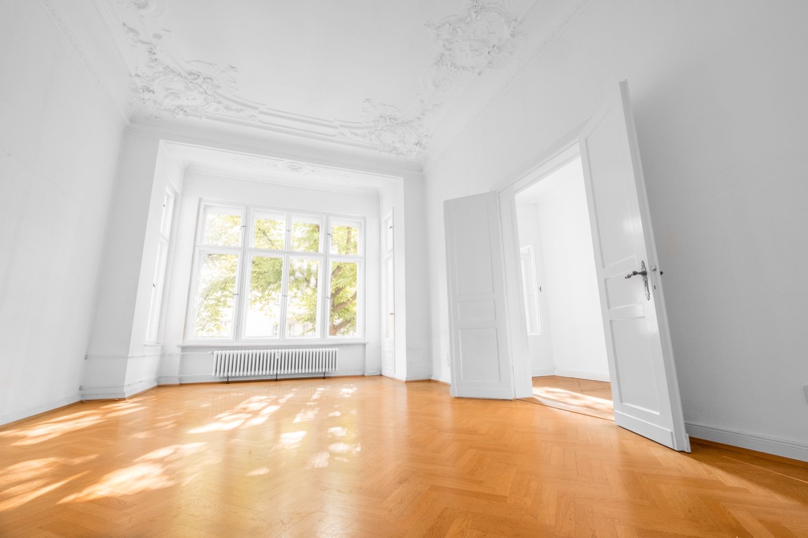 Altbau-Wohnung mit Fischgrätparkett, Flügeltüren und Stuckdecke