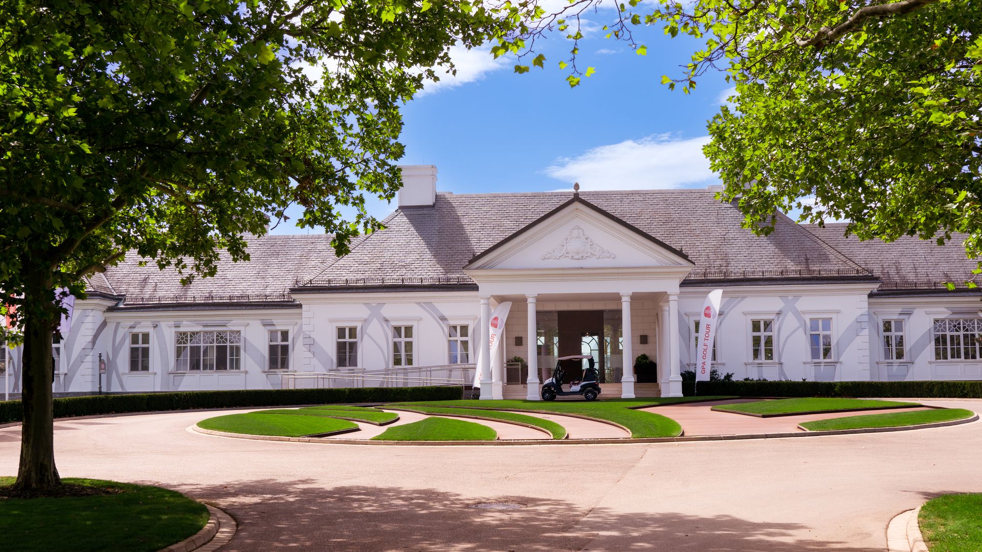 Clubhouse of the Fontana golf club at the resort entrance