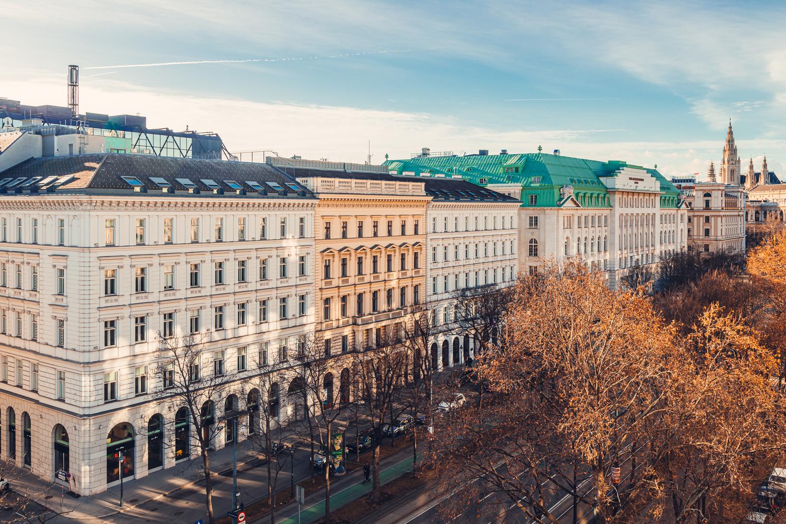 Zinshaus-Zeile an der Wiener Ringstraße mit Blick Richtung Rathaus