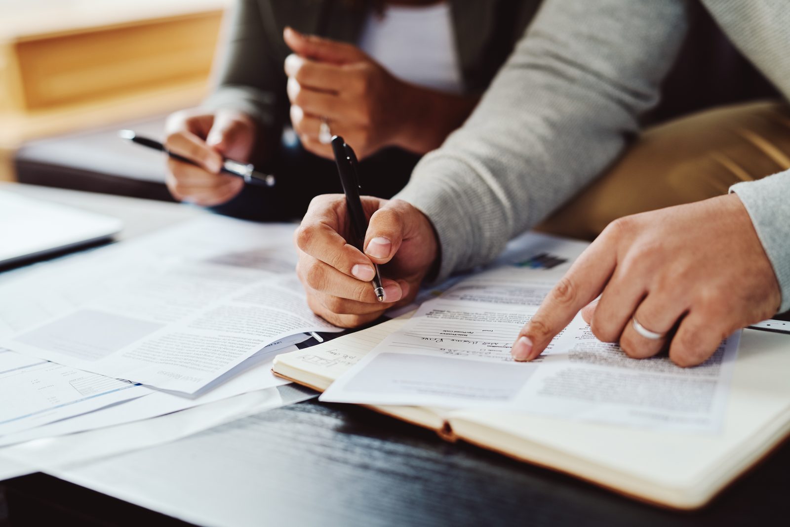 Beratungsgespräch am Tisch – Unterlagen, Stift und Notizen
