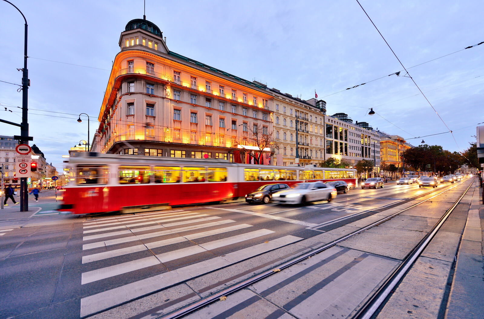 Abendlicher Kärntner Ring mit Straßenbahn – im Hintergrund die Ringstraßen-Galerien, der Bürostandort von ImmoTrading